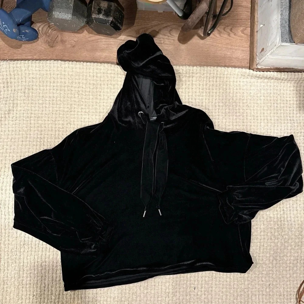 Zara trafaluc black velvet cropped
Women's Medium NWOT